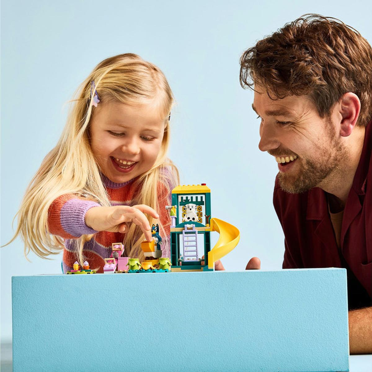 LEGO Bluey - Bluey und Chloe auf dem Spielplatz (11201)